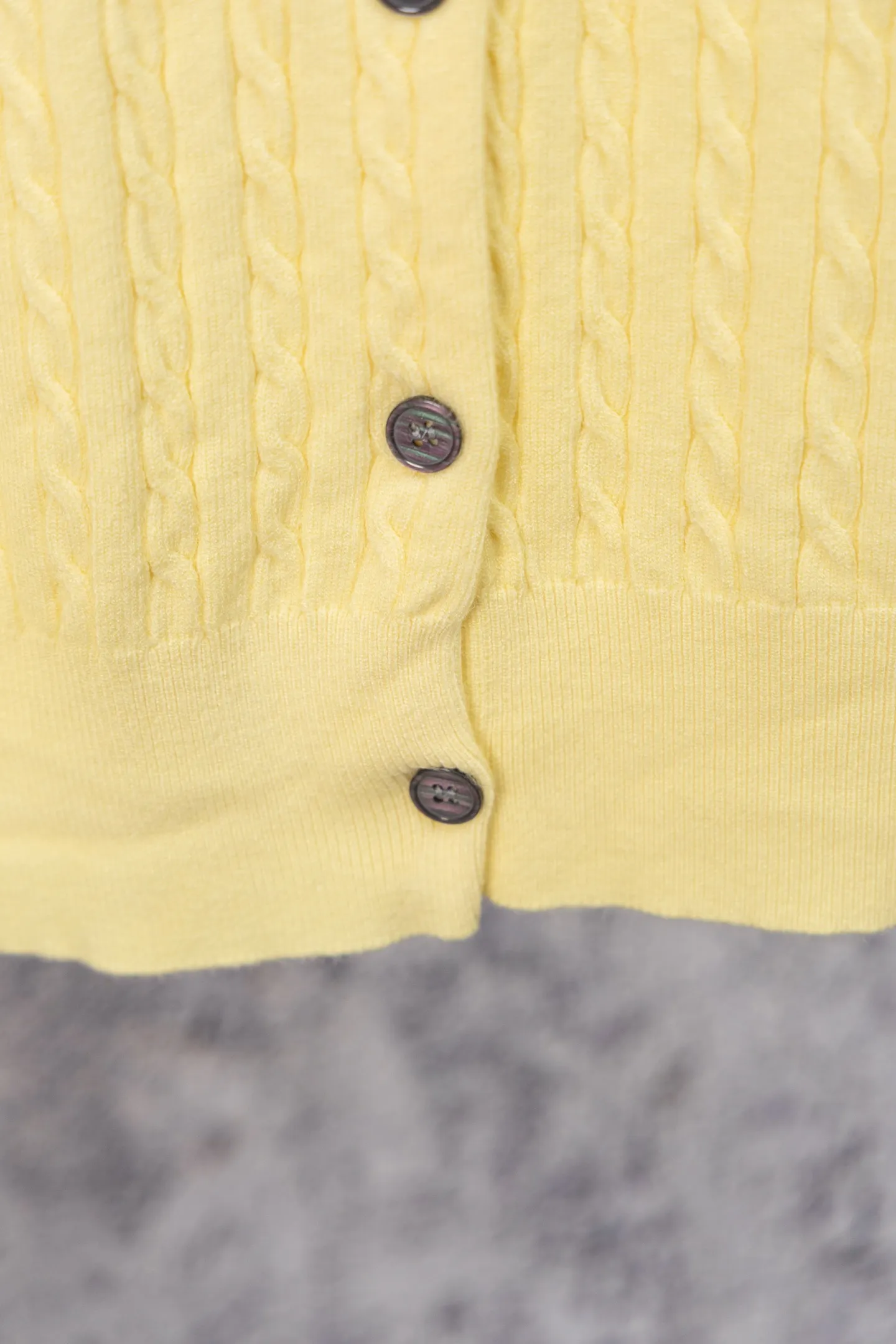 P170 Ralph Lauren Classic Round Neck Solid Color Pony Embroidered Logo Knitted Cardigan Long Sleeve Ralph Lauren Classic Basic Versatile Twist Knitted Cardigan Long Sleeve Main supply platform live broadcast Wholesale entity Replenish when out of stock Not removed from the shelves Quality 1:1 patterning Complete three standards Correct version of pony logo Imported quality cotton yarn Focus on high-end Cost-effective Good quality Needless to say Zhao Lusi's same style is really amazing, so sweet I'm so beautiful. This cardigan is really good-looking. It's simple and easy to wear. It's a must-have for goddess ootd. Good-looking clothes are never picky. A must-have in the wardrobe of goddesses. Size: S-XL. Color: black, apricot, gray, navy, red, white.
